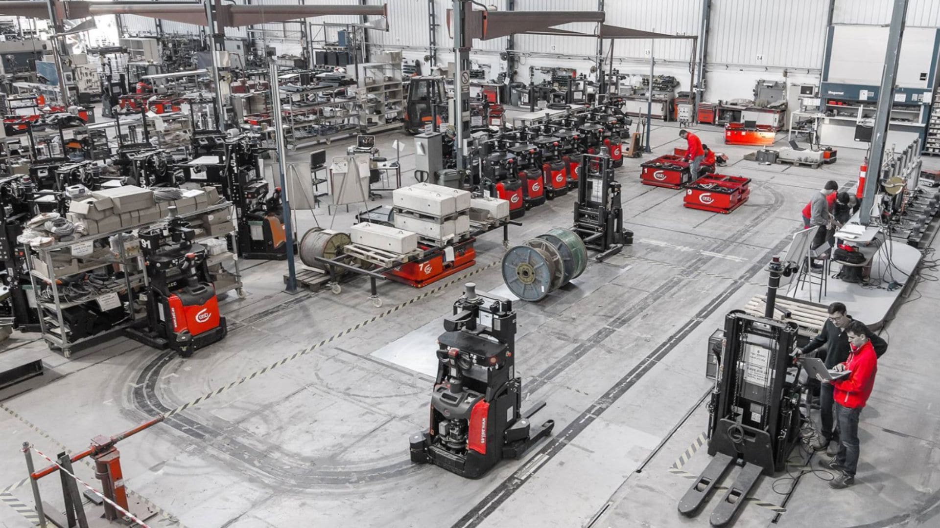 ASTI Mobile Robotics, la empresa que permite producir coches sobre AGV se extiende a logística y aeroespacial