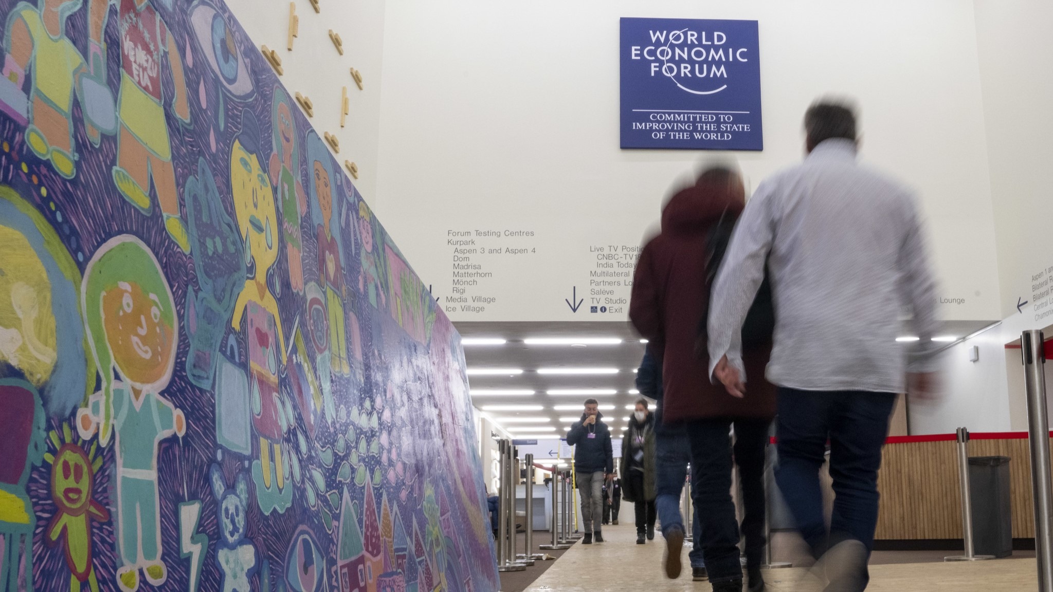 De un mundo fragmentado y en policrisis se sale con colaboración público-privada