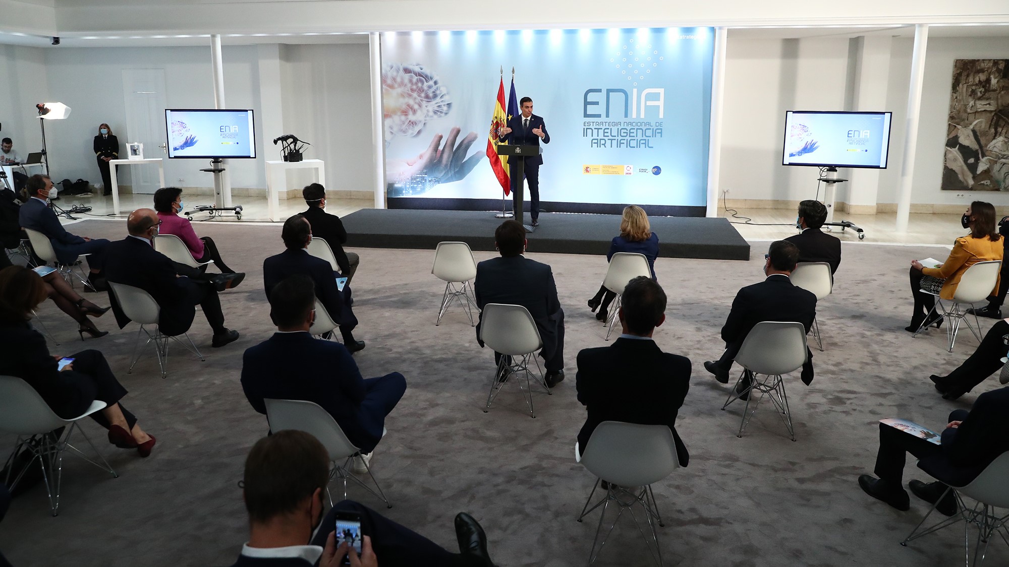 ¿Dos estrategias nacionales, un libro del CSIC y un PERTE sobre IA sin datos? En España, sí es posible