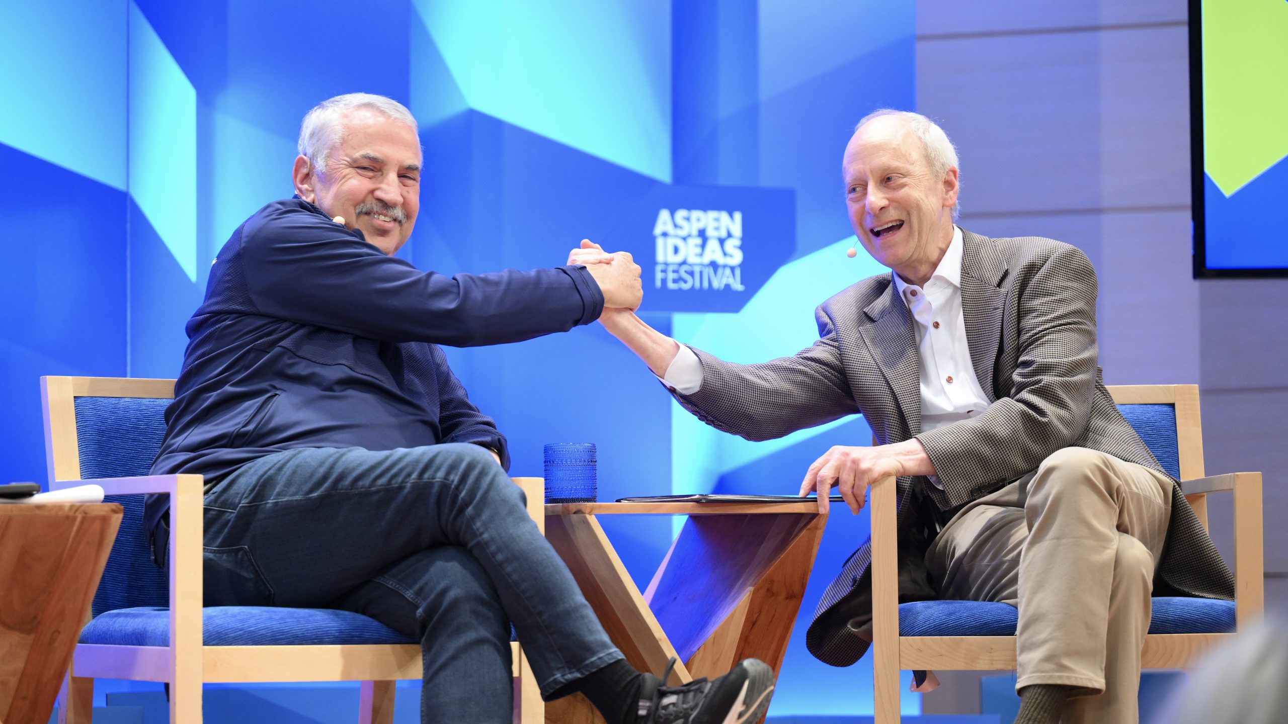 Friedman y Sandel, cara a cara 25 años después: la IA exige un nuevo contrato social para la economía de lo público