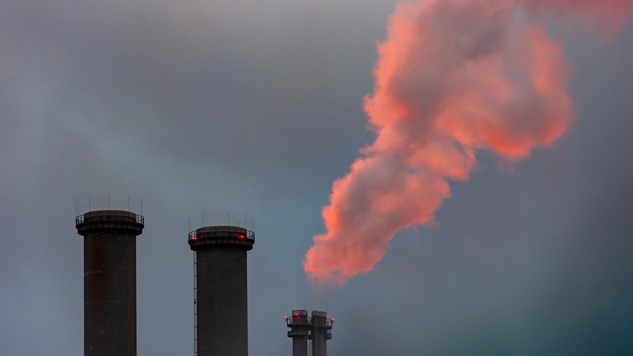 El futuro energético se juega entre la urgencia climática y la rivalidad geopolítica